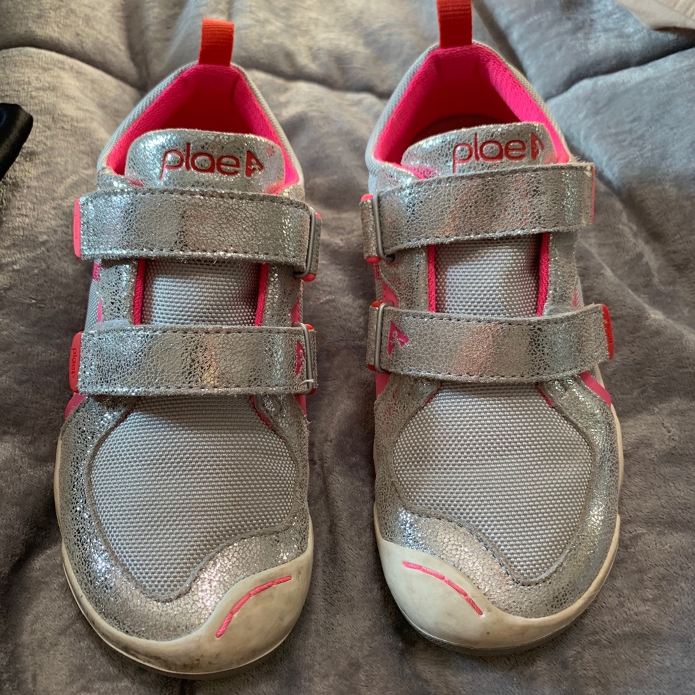 Girls Plae Shoes EUC 2 youth